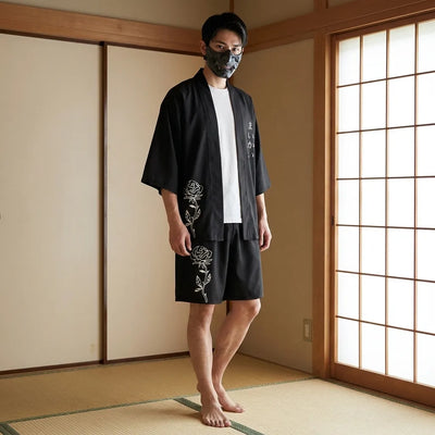 Vista frontal del conjunto kimono corto negro con estampado floral japonés