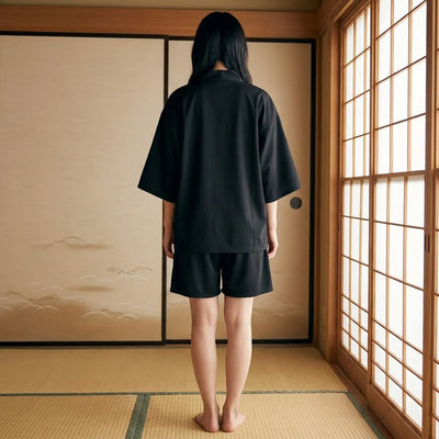 Vista trasera del conjunto kimono corto con chaqueta haori abierta
