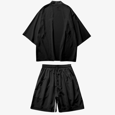 Conjunto kimono y shorts a juego sobre fondo neutro