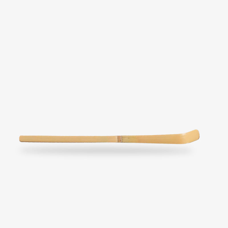 Cuchara chashaku de bambú, utilizada tradicionalmente para medir el matcha en polvo en las ceremonias del té japonesas