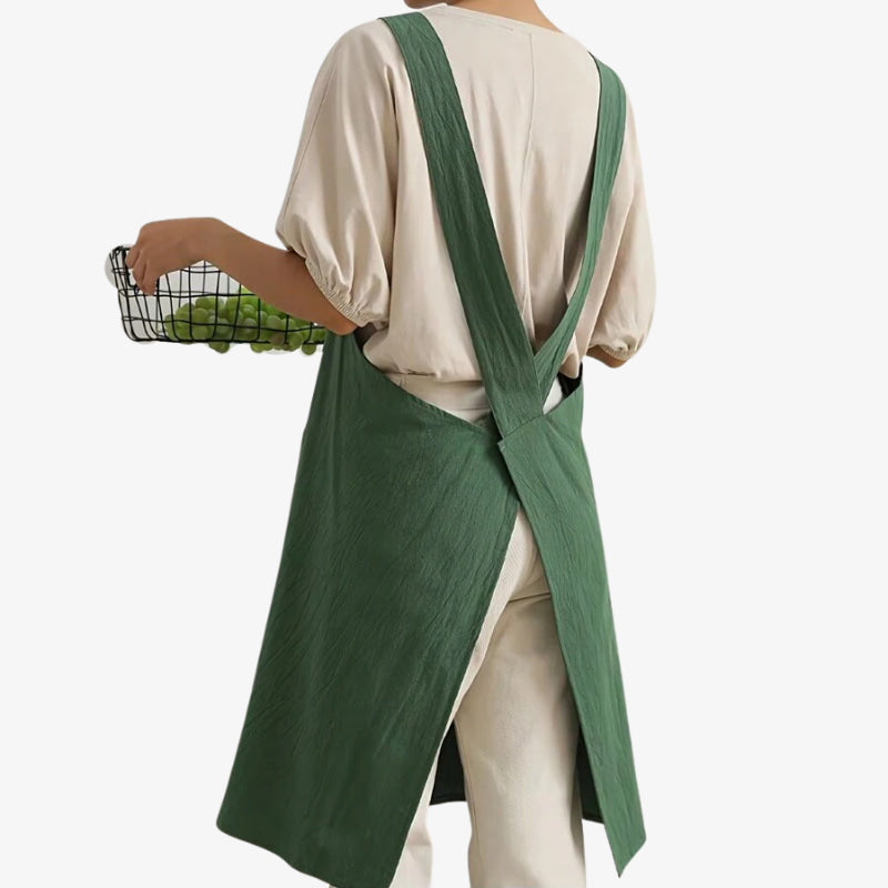 Delantal cruzado de estilo japonés en fibras naturales que combina funcionalidad y diseño tradicional, con sistema de tirantes cruzados para mayor sujeción