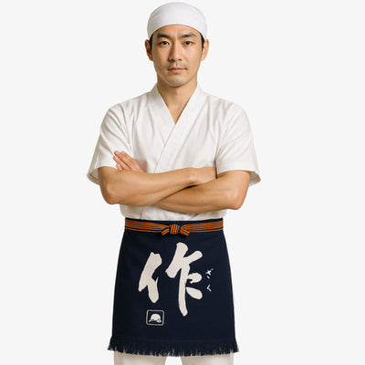 Delantal japonés para hombre en algodón azul marino con kanji blanco, estilo maekake, combinando herencia cultural y durabilidad práctica