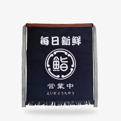 Delantal japonés para hombre confeccionado en algodón premium azul marino con kanji blanco, pensado para la cocina tradicional japonesa