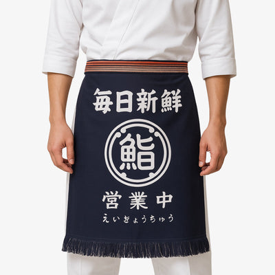 Delantal japonés tradicional para hombre en algodón premium azul marino con kanji blanco, perfecto para un entorno de cocina