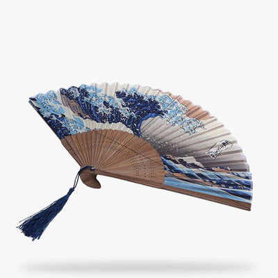 Detalle del abanico plegable japonés con motivo de la Gran Ola de Kanagawa sobre bambú