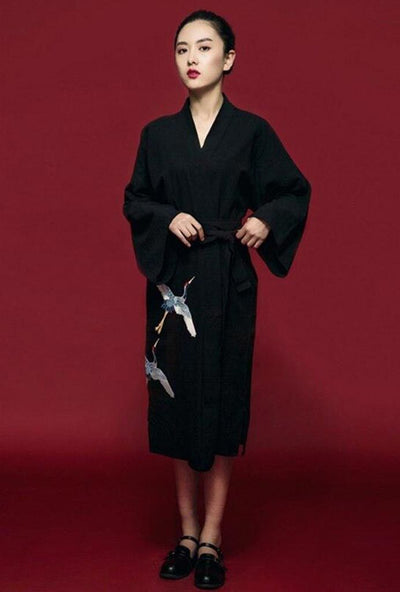Detalle del bordado de grullas en kimono mujer