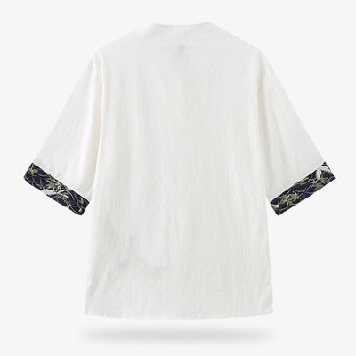 Detalle del bordado en las mangas cortas de una camiseta japonesa blanca