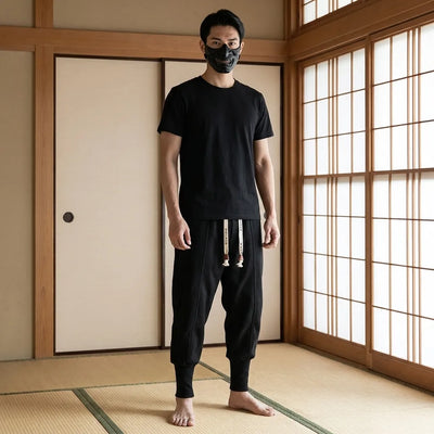 Detalle de los cordones estampados con kanji en los pantalones Nikka