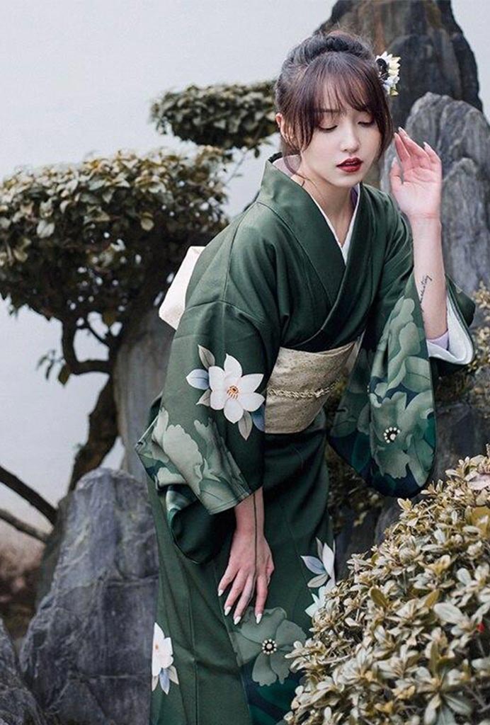 Detalle del estampado floral shoubu en el kimono