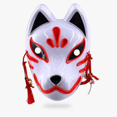 Detalle de la mascara kitsune LED con luz roja neón encendida