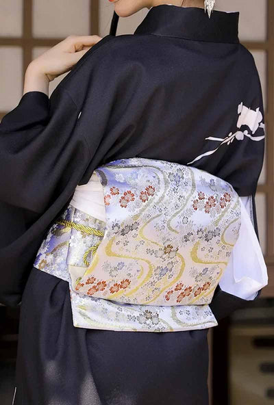 Detalle del tejido y bordado del cinturón obi japonés
