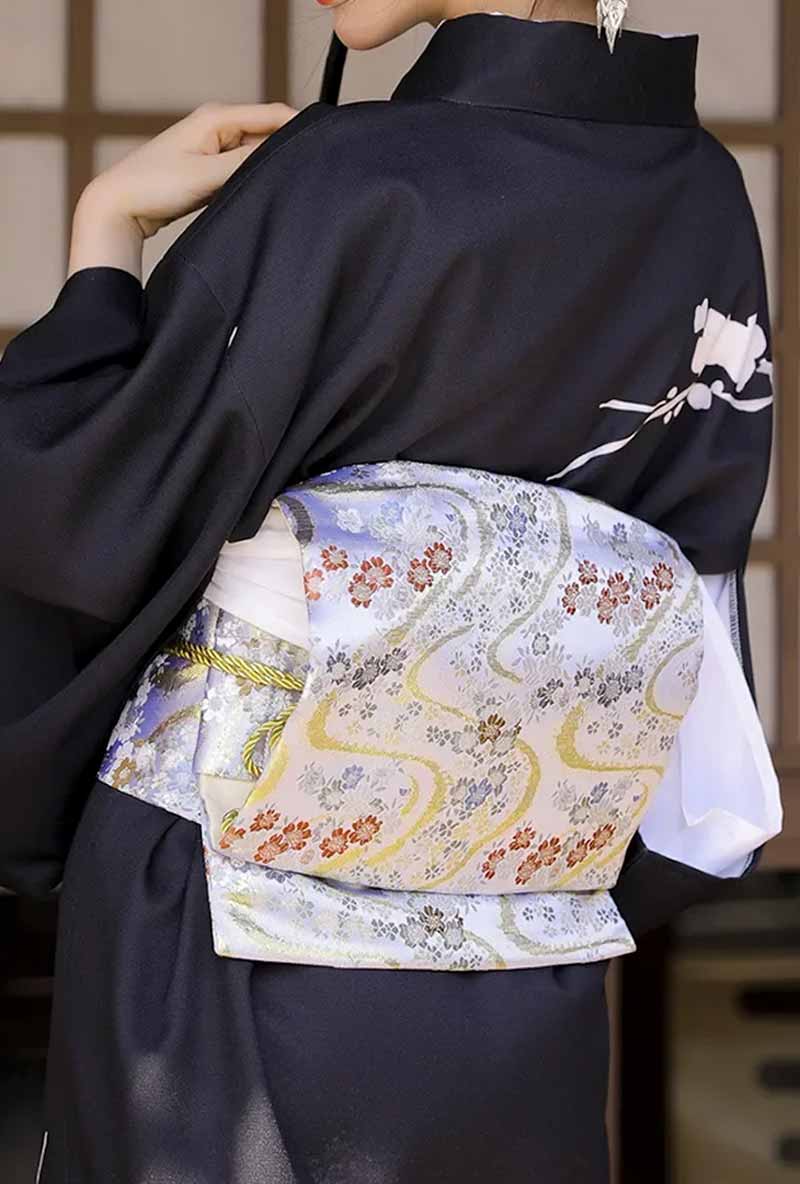 Detalle del tejido y bordado del cinturón obi japonés