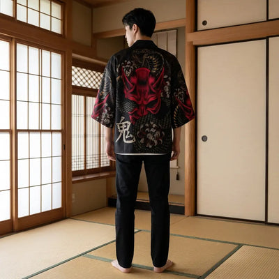 Vista trasera de un haori kimono yokai en una habitación washitsu, mostrando el diseño completo de la espalda