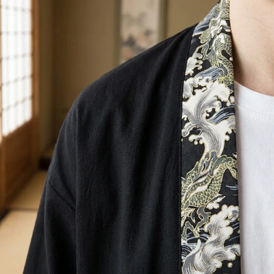 Primer plano del tejido estampado y la manga de un haori kimono japonés