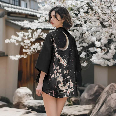 Mujer luciendo el estampado del kimono sakura con motivos refinados de flores de cerezo y símbolo lunar, populares en el diseño textil tradicional japonés