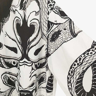 Chaqueta con máscara Hannya y estampado detallado, encarnando los elementos dramáticos y simbólicos de la mitología japonesa