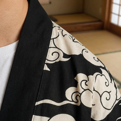 Detalle del estampado de oni y kitsune sobre la tela del haori