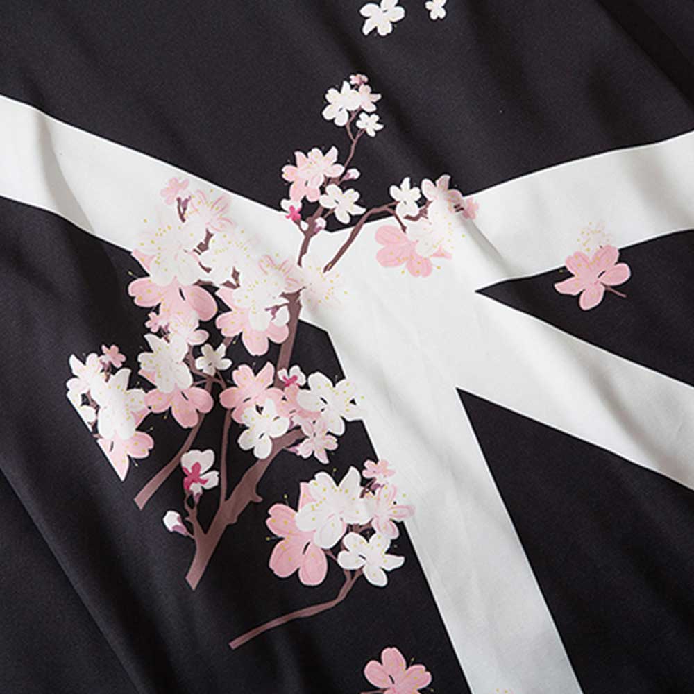 Estampado de sakura sobre la tela de un haori floral para hombre