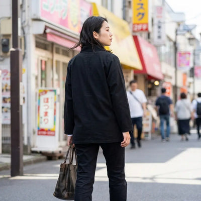 Mujer vista de espaldas con samue japonés en una calle de Harajuku