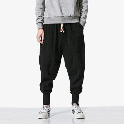 Estilo urbano japonés con pantalón negro y sudadera gris