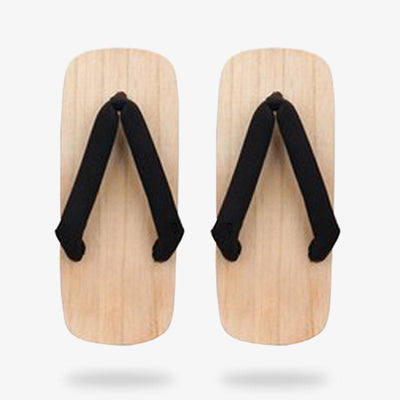 Expositor de madera con varias sandalias geta de tiras negras