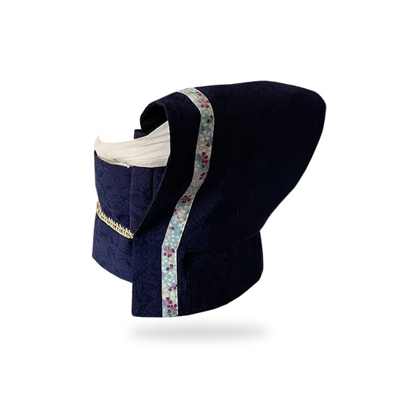 Fajín obi bordado con motivos florales japoneses en tono azul, símbolo de refinamiento en la moda tradicional