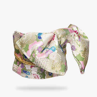 Fajín obi bordado con flores de sakura sobre kimono japonés