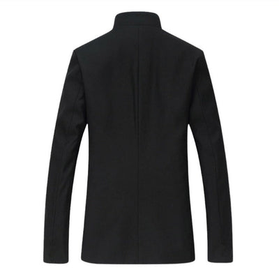 Un uniforme masculino japonés gakuran camisa de color negro.