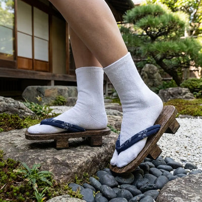 Sandalias geta hanao marino de madera oscura con correa azul marino