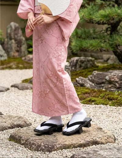 Geta combinadas con kimono japonés