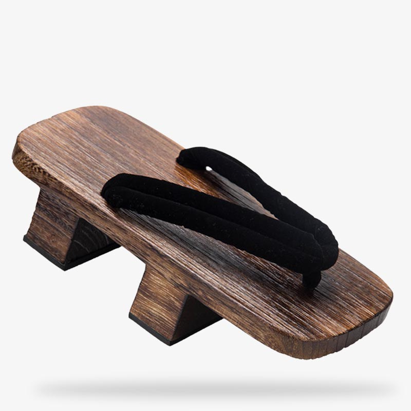 Elegantes sandalias geta de madera sobre tatami, diseño tradicional y minimalista con correa negra de algodón