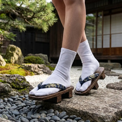Sandalia geta dragón dorado en un jardín japonés