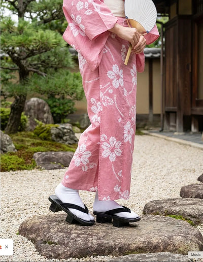 Geta en un jardín japonés tradicional