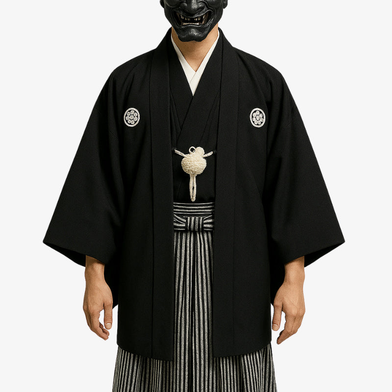 Tejido Habutae utilizado en el kimono japonés negro, que ofrece una textura suave y elegante ideal para la vestimenta tradicional formal, incluyendo haori y hakama.