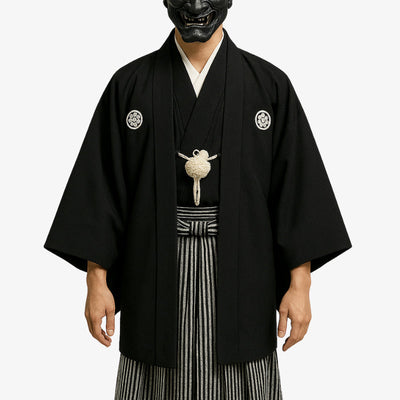 Tejido Habutae utilizado en el kimono japonés negro, que ofrece una textura suave y elegante ideal para la vestimenta tradicional formal, incluyendo haori y hakama.