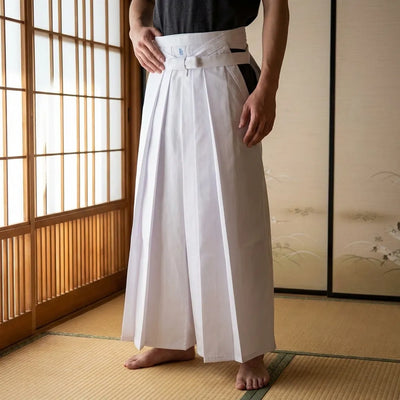 Vista frontal del hakama blanco con pliegues marcados