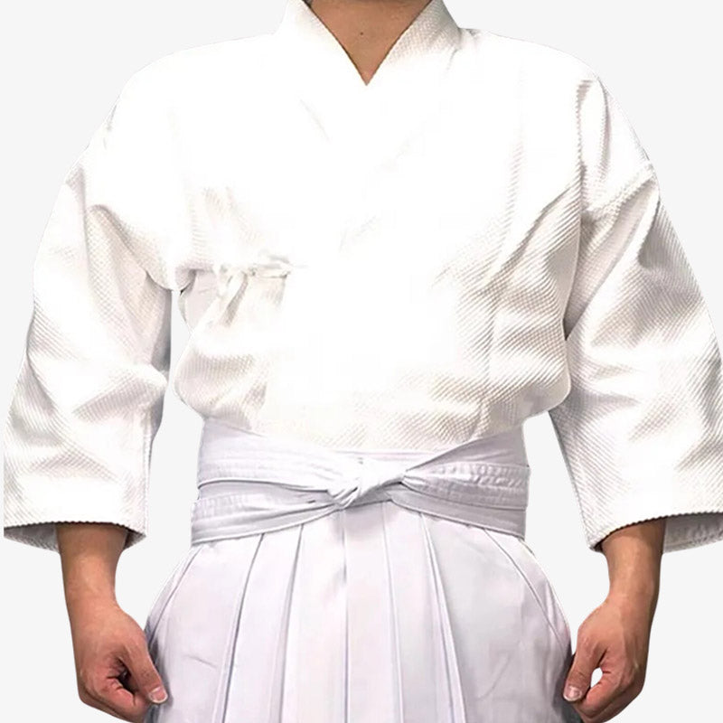 Keikogi y hakama blanco, conjunto tradicional para practicantes de iaido