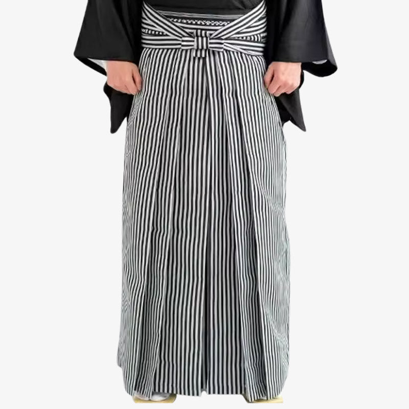Hakama kimono con pantalón plisado de pernera ancha y parte superior de kimono clásico, reflejo de la herencia cultural japonesa, con rayas negras