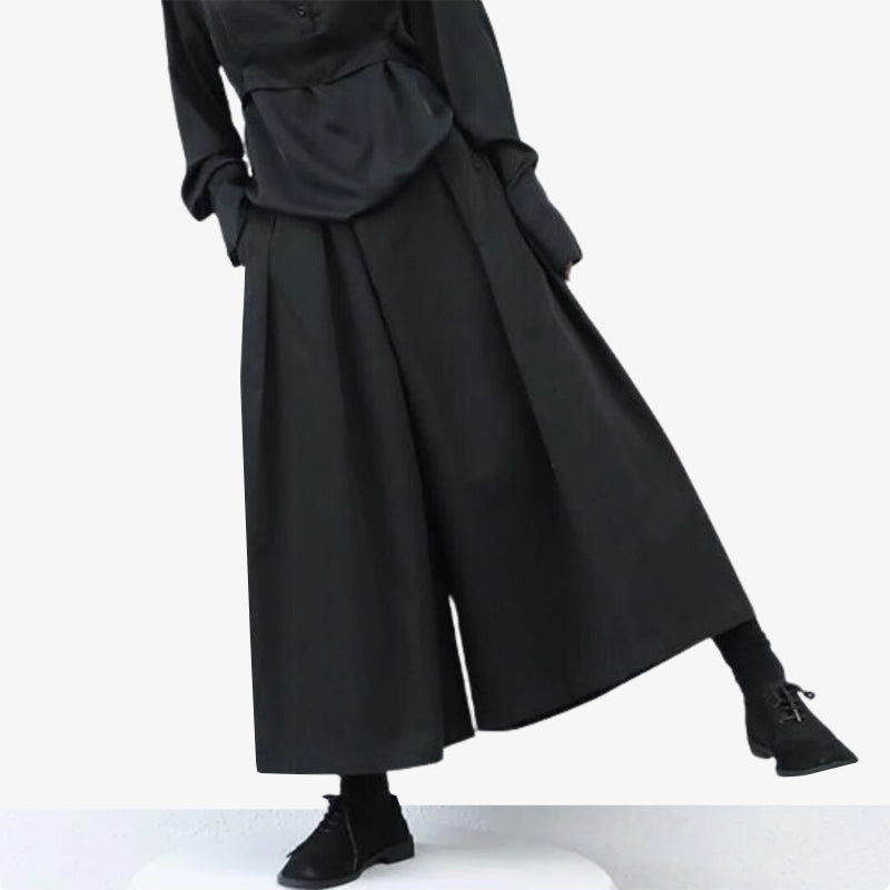 El hakama mujer mexico es negro. Esta prenda tradicional japonesa es perfecta para un look techwear o un estilo streetwear japonés.