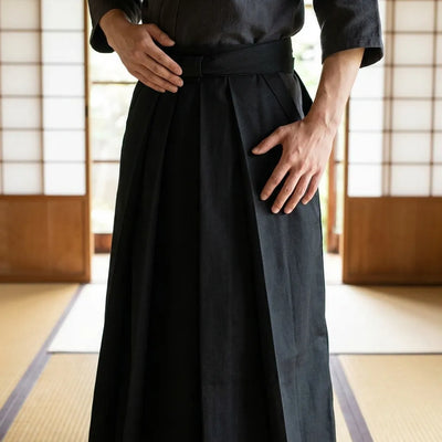 Detalle frontal del pantalón hakama negro con pliegues tradicionales