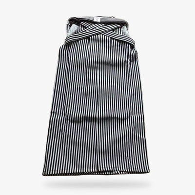 Hakama a rayas con patrón de líneas verticales, típico del atuendo kimono clásico japonés para hombre