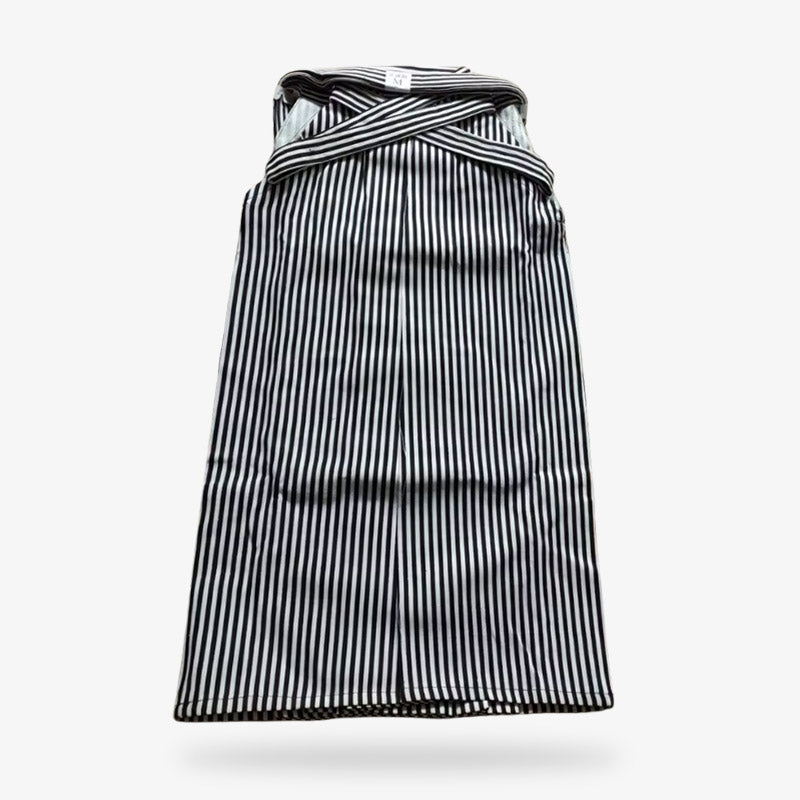 Hakama a rayas con patrón de líneas verticales, típico del atuendo kimono clásico japonés para hombre