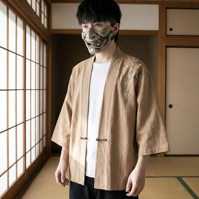 Hombre con un haori bambú en una habitación japonesa washitsu con paneles shoji, vista frontal