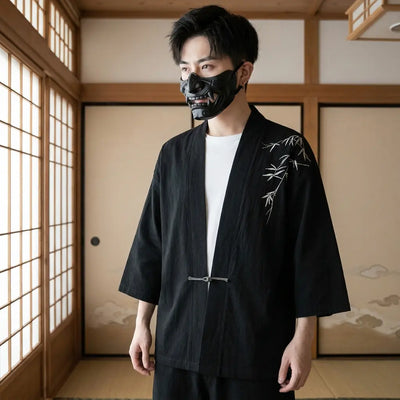 Hombre con haori bambú negro en una habitación washitsu japonesa