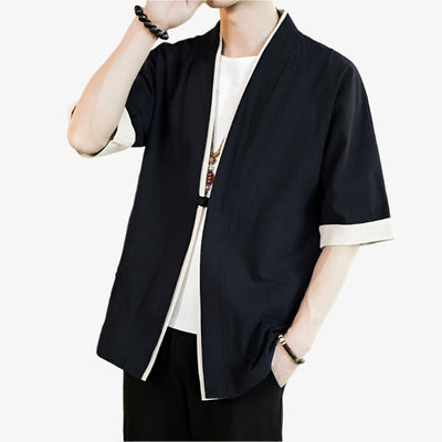 Persona con un haori negro estilo kimono en una sala de estar