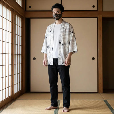 Hombre luciendo un haori blanco en una sala washitsu tradicional japonesa, vista frontal