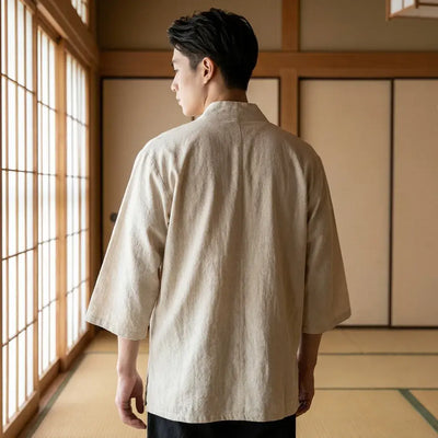 Kimono blanco hombre en plano sobre la espalda