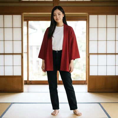 Haori cardigan rojo para mujer con sandalias, en una habitación con shoji