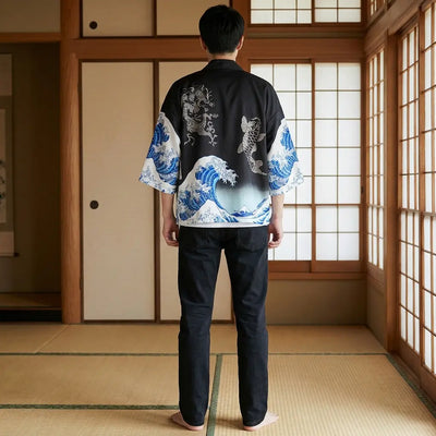 Vista trasera de un haori con estampado de carpa koi en una sala washitsu, mostrando el diseño completo