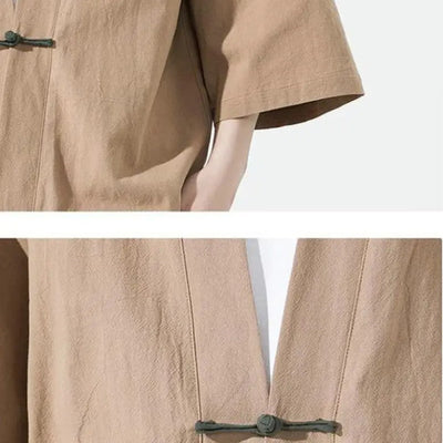 Detalle del cierre con botón de un haori beige sobre fondo blanco